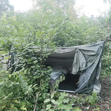 Glamping Valkea Monitoimitila - Laavu Parivuoteella Tampere